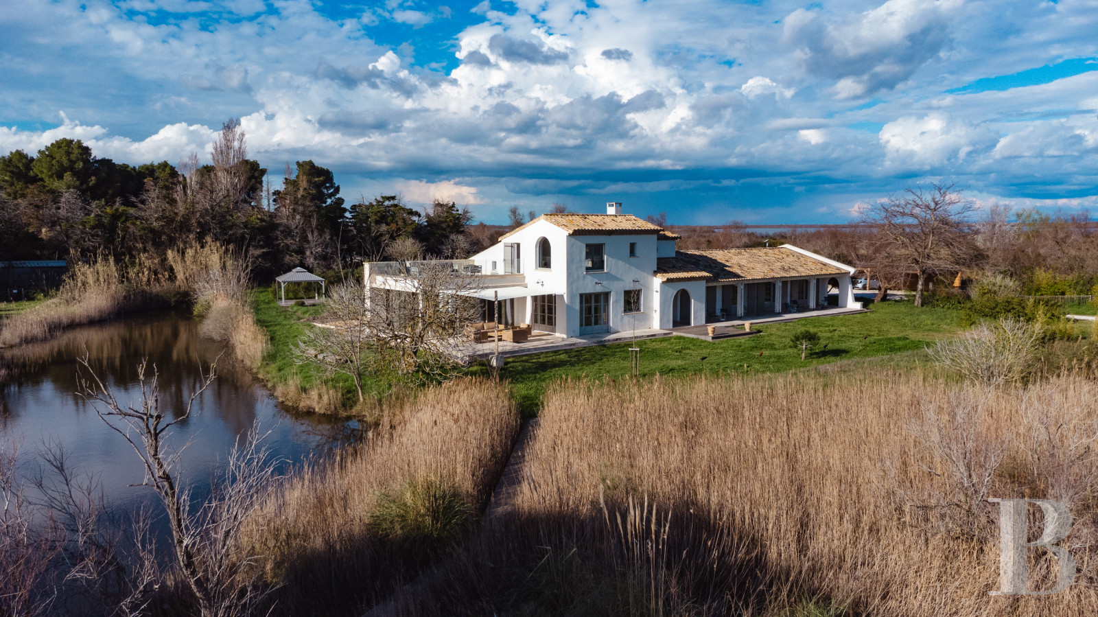 A farmhouse set amidst the marshes north of Saintes-Maries-de-la-Mer, in the Camargue - photo  n°1